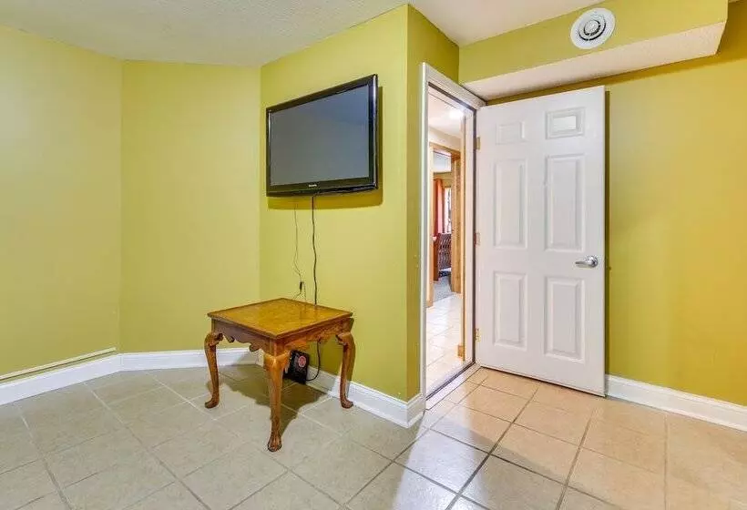 Spacious Buckeye Lake Home W/ Hot Tub & Fire Pit!