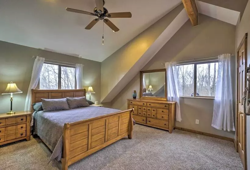 Spacious Buckeye Lake Home W/ Hot Tub & Fire Pit!