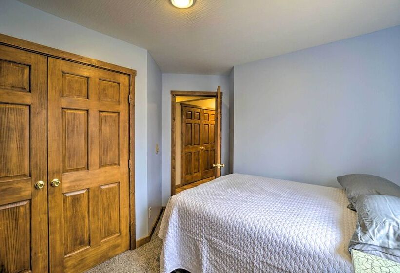 Spacious Buckeye Lake Home W/ Hot Tub & Fire Pit!