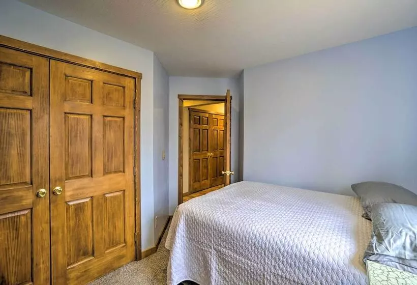 Spacious Buckeye Lake Home W/ Hot Tub & Fire Pit!