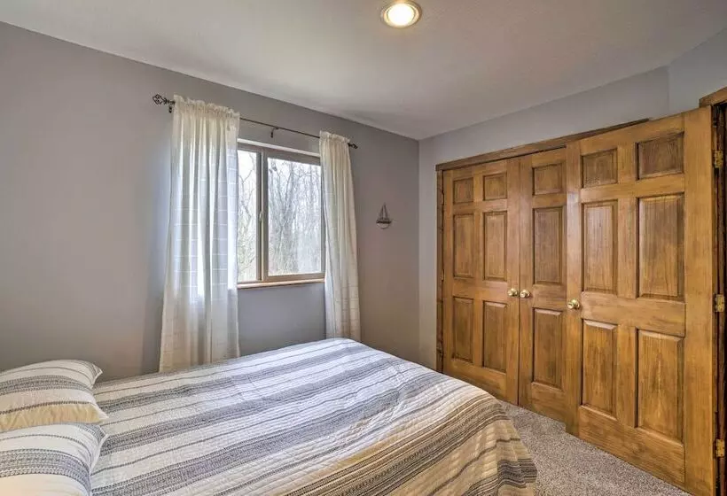 Spacious Buckeye Lake Home W/ Hot Tub & Fire Pit!