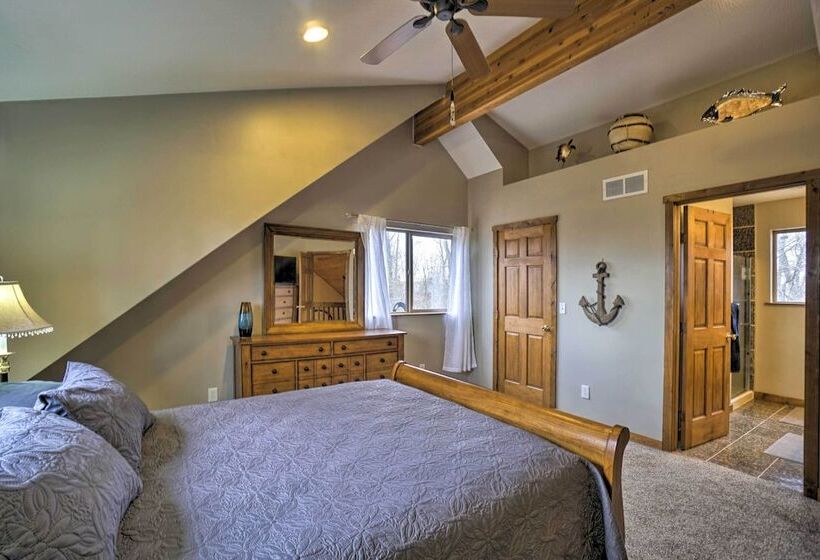 Spacious Buckeye Lake Home W/ Hot Tub & Fire Pit!