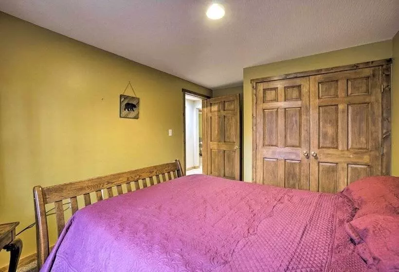 Spacious Buckeye Lake Home W/ Hot Tub & Fire Pit!