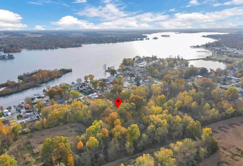 Spacious Buckeye Lake Home W/ Hot Tub & Fire Pit!