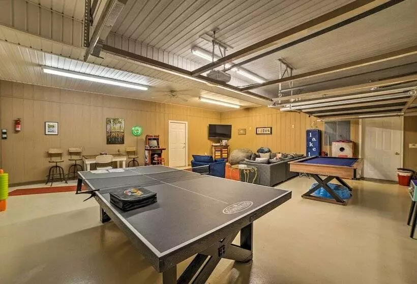 Spacious Lakefront Kentucky Home Rental!