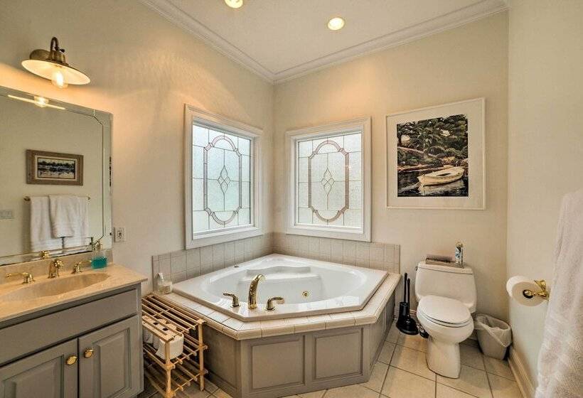 Spacious Lakefront Kentucky Home Rental!