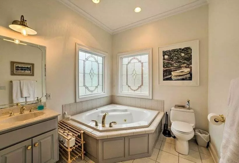 Spacious Lakefront Kentucky Home Rental!