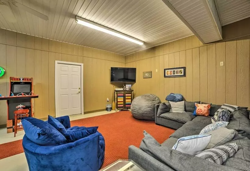 Spacious Lakefront Kentucky Home Rental!