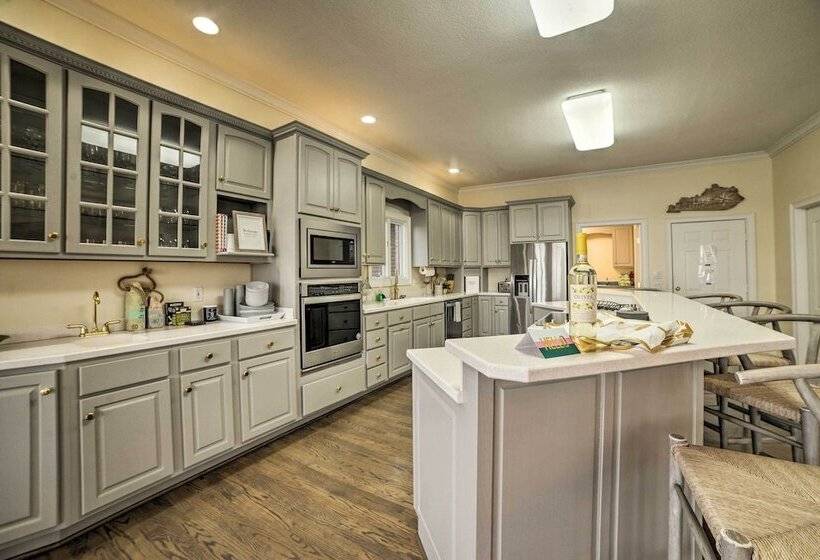 Spacious Lakefront Kentucky Home Rental!