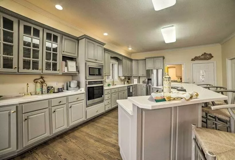 Spacious Lakefront Kentucky Home Rental!
