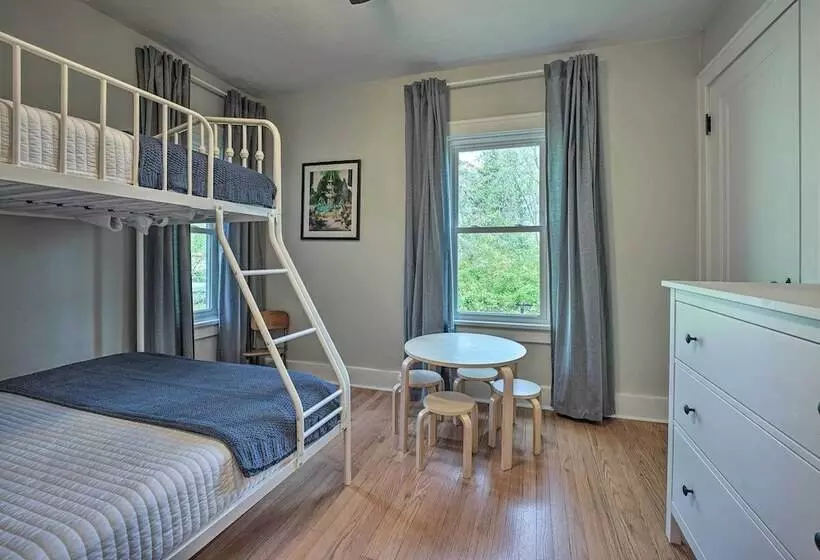 Benton Harbor  Gracie Cottage  W/ Hot Tub + Yard!