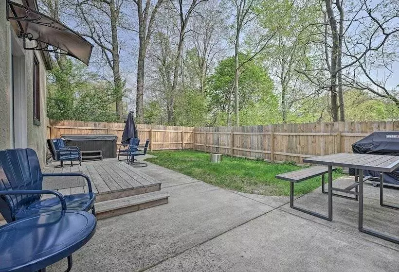 Benton Harbor  Gracie Cottage  W/ Hot Tub + Yard!