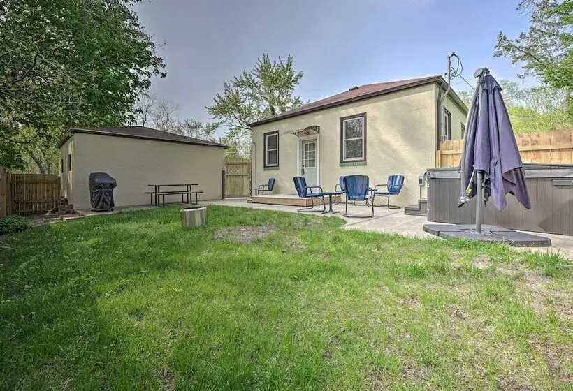 Benton Harbor  Gracie Cottage  W/ Hot Tub + Yard!