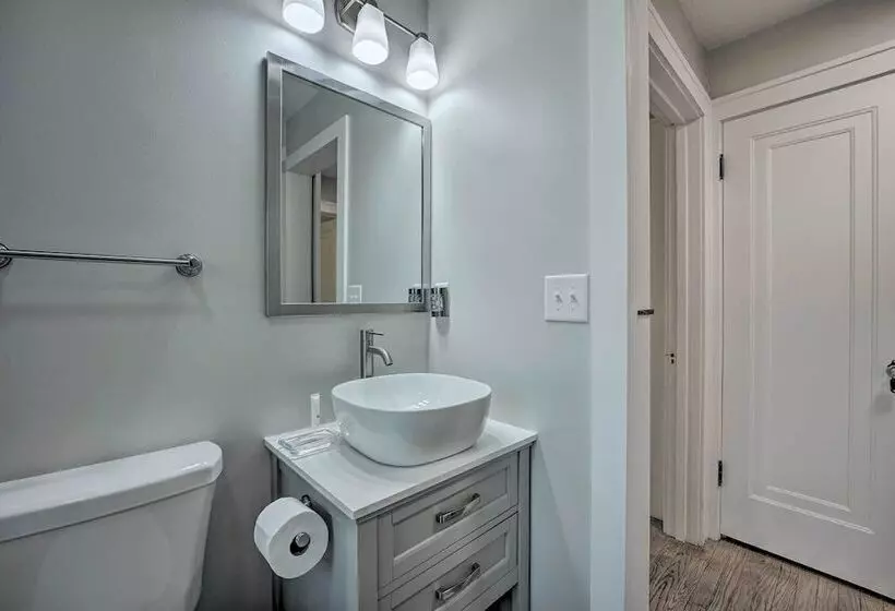 Benton Harbor  Gracie Cottage  W/ Hot Tub + Yard!