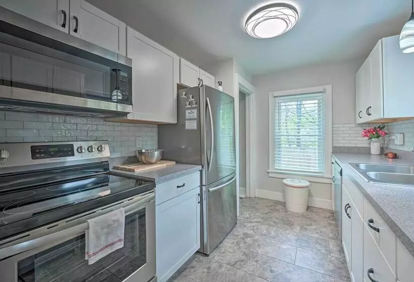 Benton Harbor  Gracie Cottage  W/ Hot Tub + Yard!