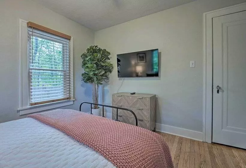 Benton Harbor  Gracie Cottage  W/ Hot Tub + Yard!