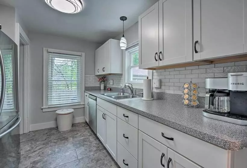 Benton Harbor  Gracie Cottage  W/ Hot Tub + Yard!