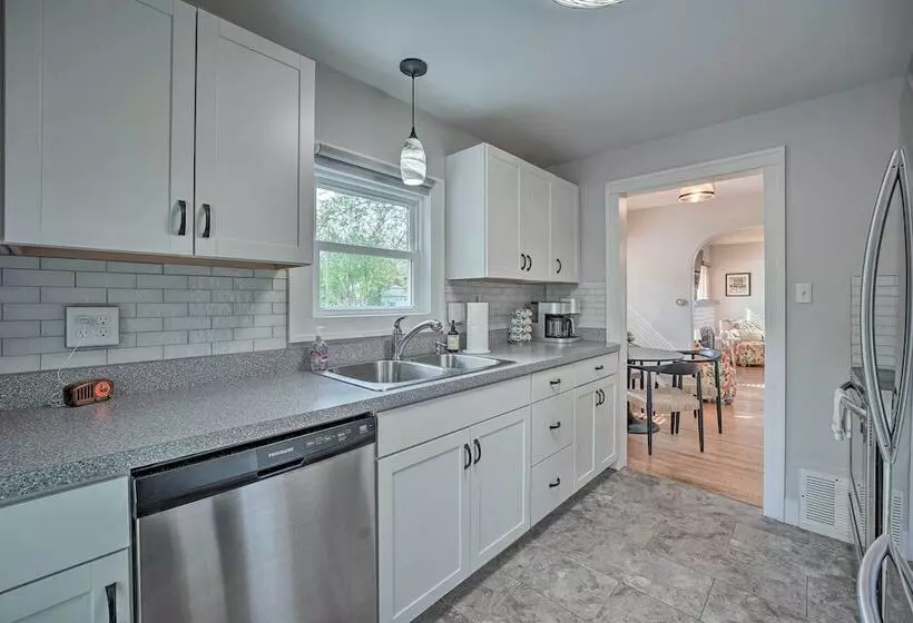 Benton Harbor  Gracie Cottage  W/ Hot Tub + Yard!