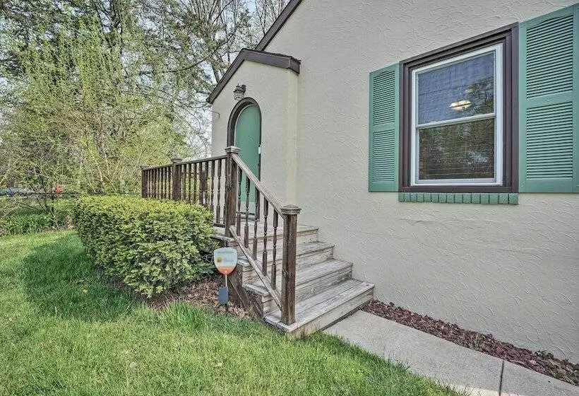 Benton Harbor  Gracie Cottage  W/ Hot Tub + Yard!