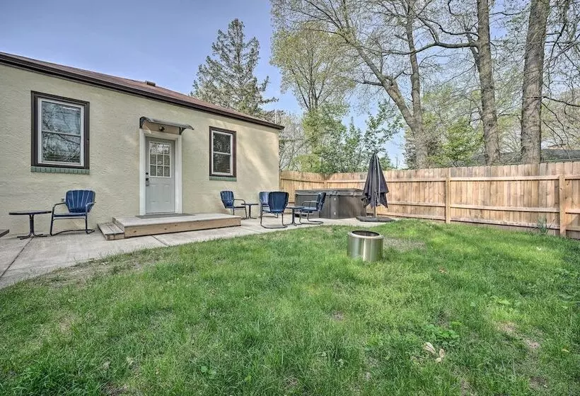 Benton Harbor  Gracie Cottage  W/ Hot Tub + Yard!