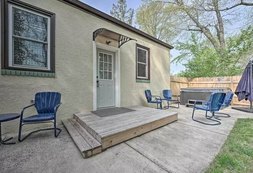 Benton Harbor  Gracie Cottage  W/ Hot Tub + Yard!