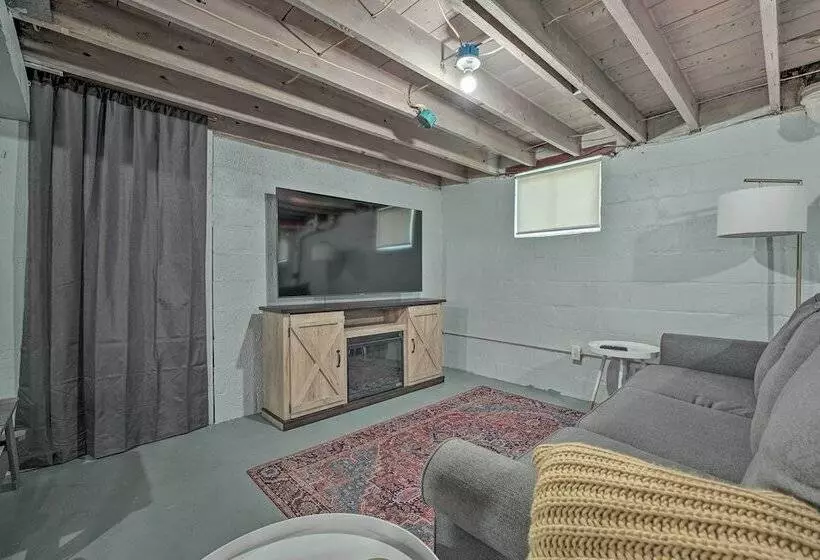 Benton Harbor  Gracie Cottage  W/ Hot Tub + Yard!