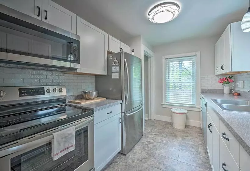 Benton Harbor  Gracie Cottage  W/ Hot Tub + Yard!