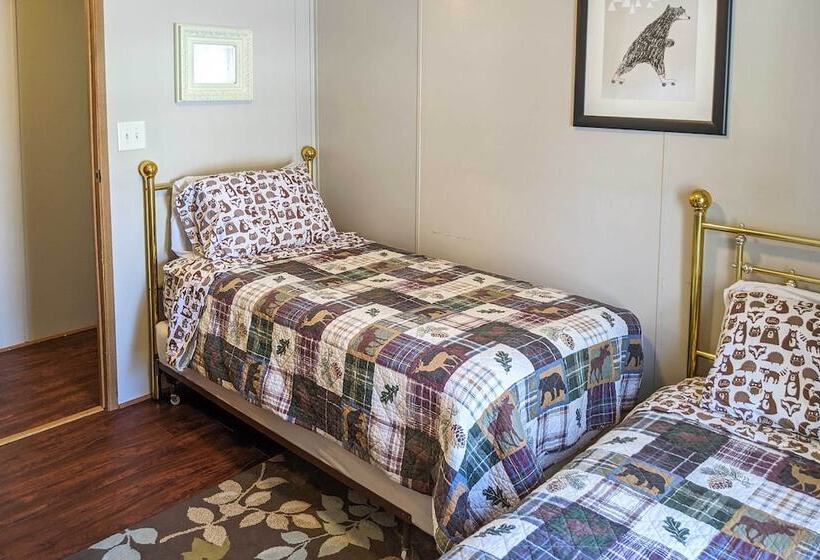 The Lodge : Klingerstown Home On 180 Acre Farm!