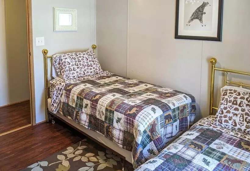 The Lodge : Klingerstown Home On 180 Acre Farm!