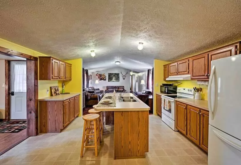 The Lodge : Klingerstown Home On 180 Acre Farm!