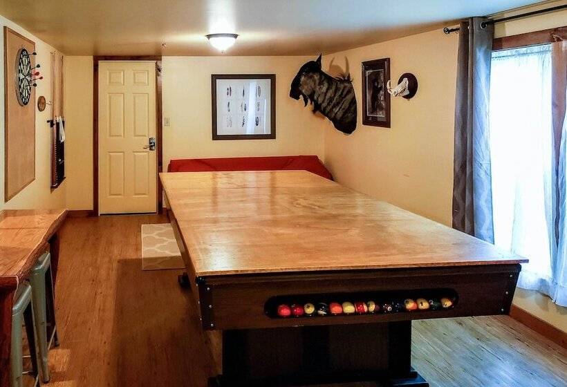 The Lodge : Klingerstown Home On 180 Acre Farm!