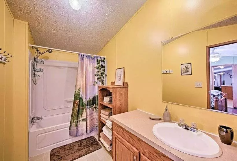 The Lodge : Klingerstown Home On 180 Acre Farm!