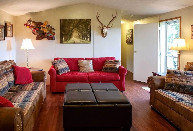 The Lodge : Klingerstown Home On 180 Acre Farm!