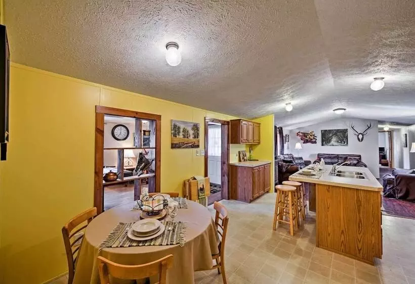 The Lodge : Klingerstown Home On 180 Acre Farm!