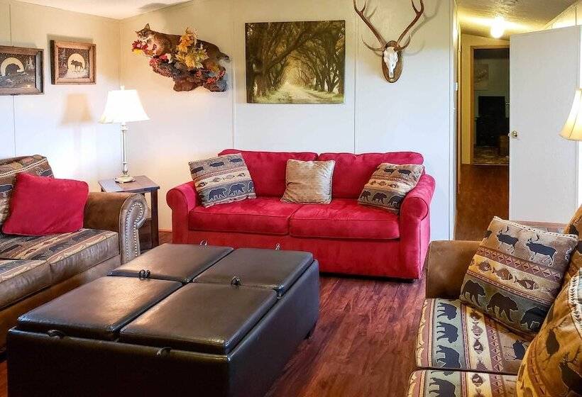 The Lodge : Klingerstown Home On 180 Acre Farm!