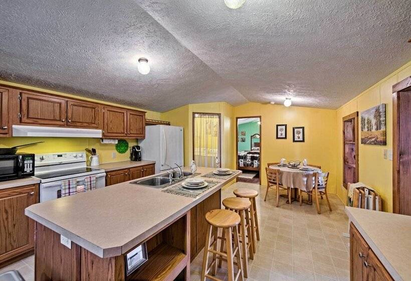 The Lodge : Klingerstown Home On 180 Acre Farm!