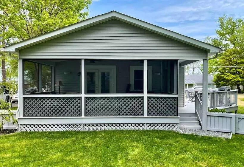 Urbanna Cottage W/ Private Yard & Water Views