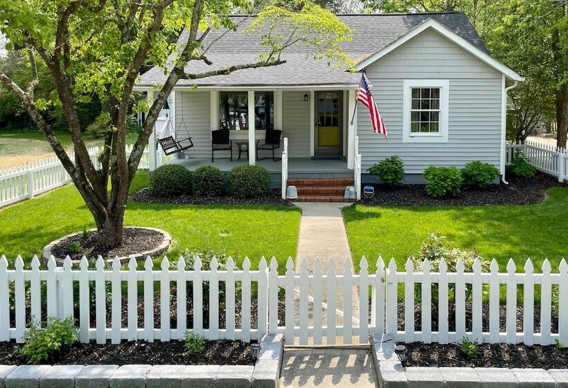 Urbanna Cottage W/ Private Yard & Water Views