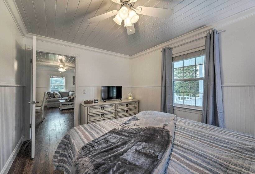 Waterfront Dunlap Cottage: Large Yard + Views