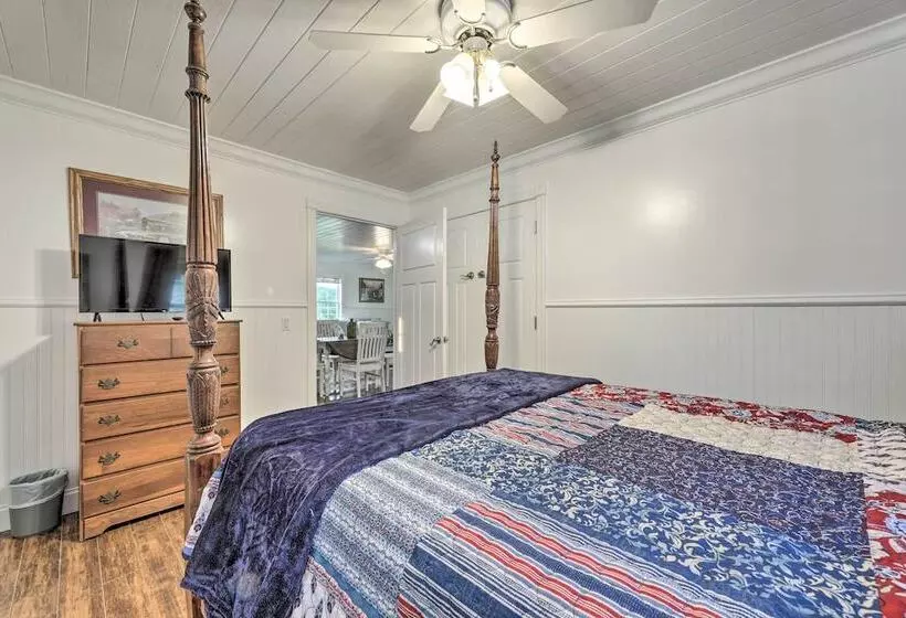 Waterfront Dunlap Cottage: Large Yard + Views