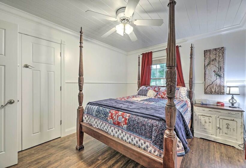 Waterfront Dunlap Cottage: Large Yard + Views