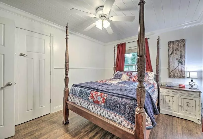 Waterfront Dunlap Cottage: Large Yard + Views