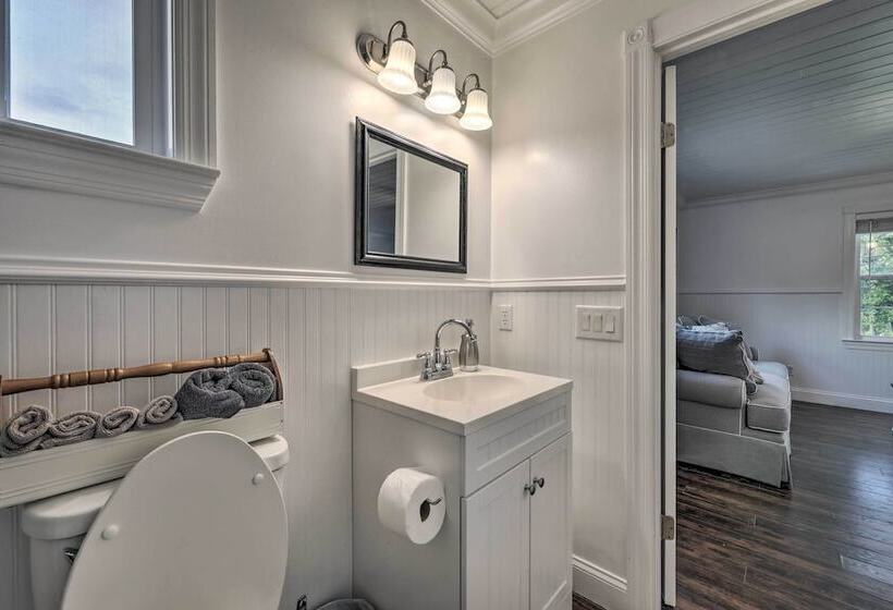 Waterfront Dunlap Cottage: Large Yard + Views