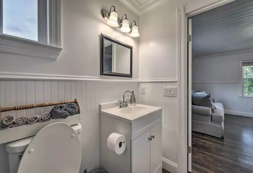 Waterfront Dunlap Cottage: Large Yard + Views