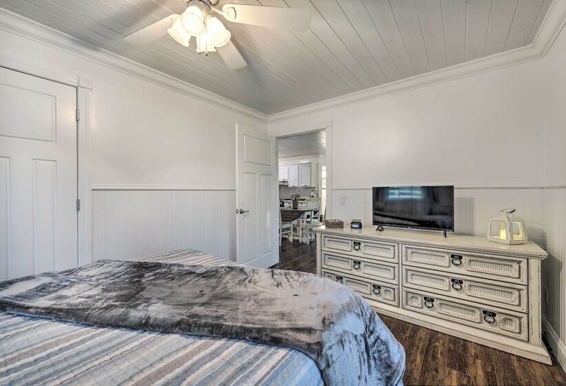 Waterfront Dunlap Cottage: Large Yard + Views