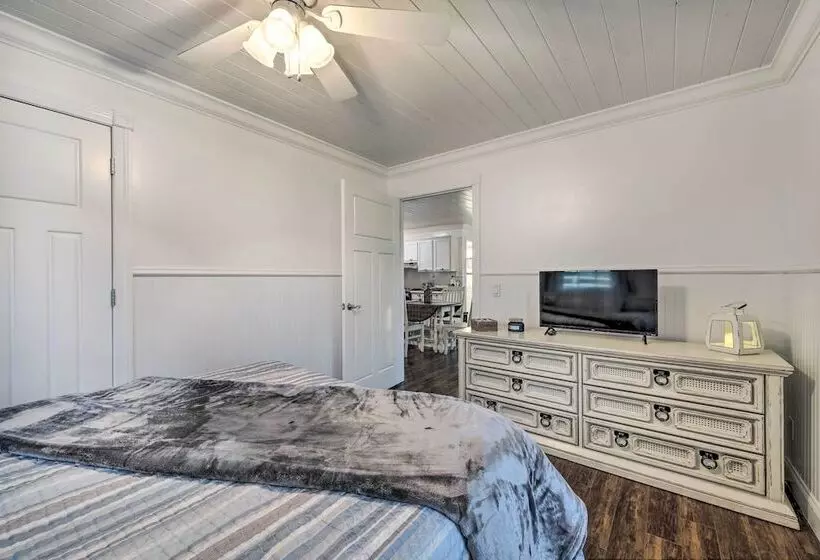 Waterfront Dunlap Cottage: Large Yard + Views