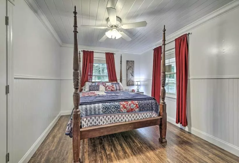 Waterfront Dunlap Cottage: Large Yard + Views