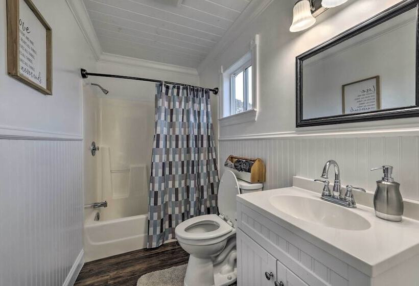 Waterfront Dunlap Cottage: Large Yard + Views