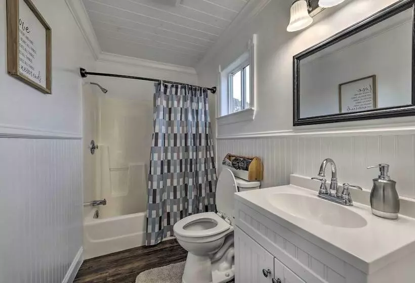 Waterfront Dunlap Cottage: Large Yard + Views