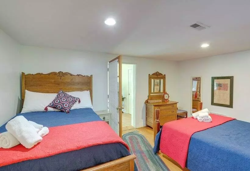 Weaverville Cottage: Fishing Pond & Mountain Views